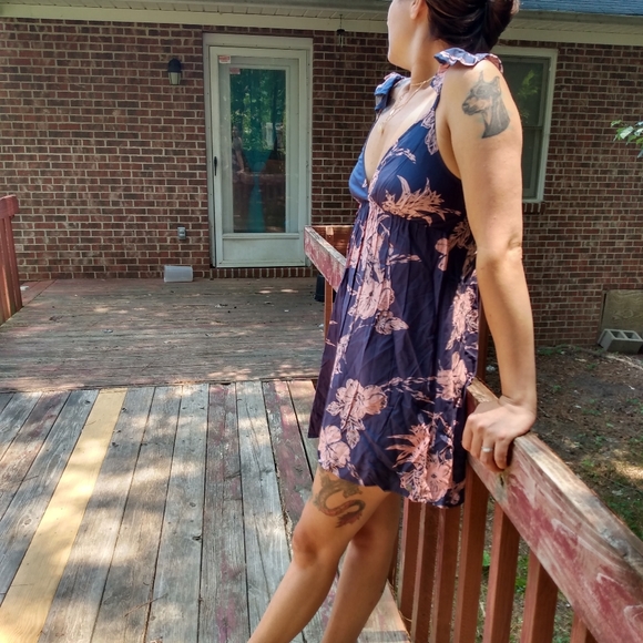 Roxy purple and pink sundress with flutter sleeves. - Picture 3 of 3